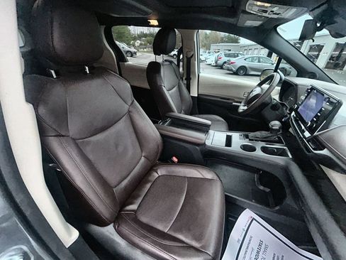 Used 2023 Toyota Sienna Platinum FWD image 32