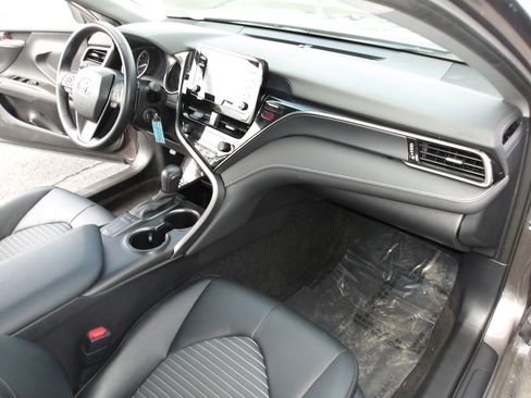 Used 2023 Toyota Camry SE image 12