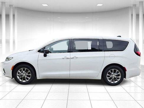 New 2026 Chrysler Pacifica Limited FWD image 6