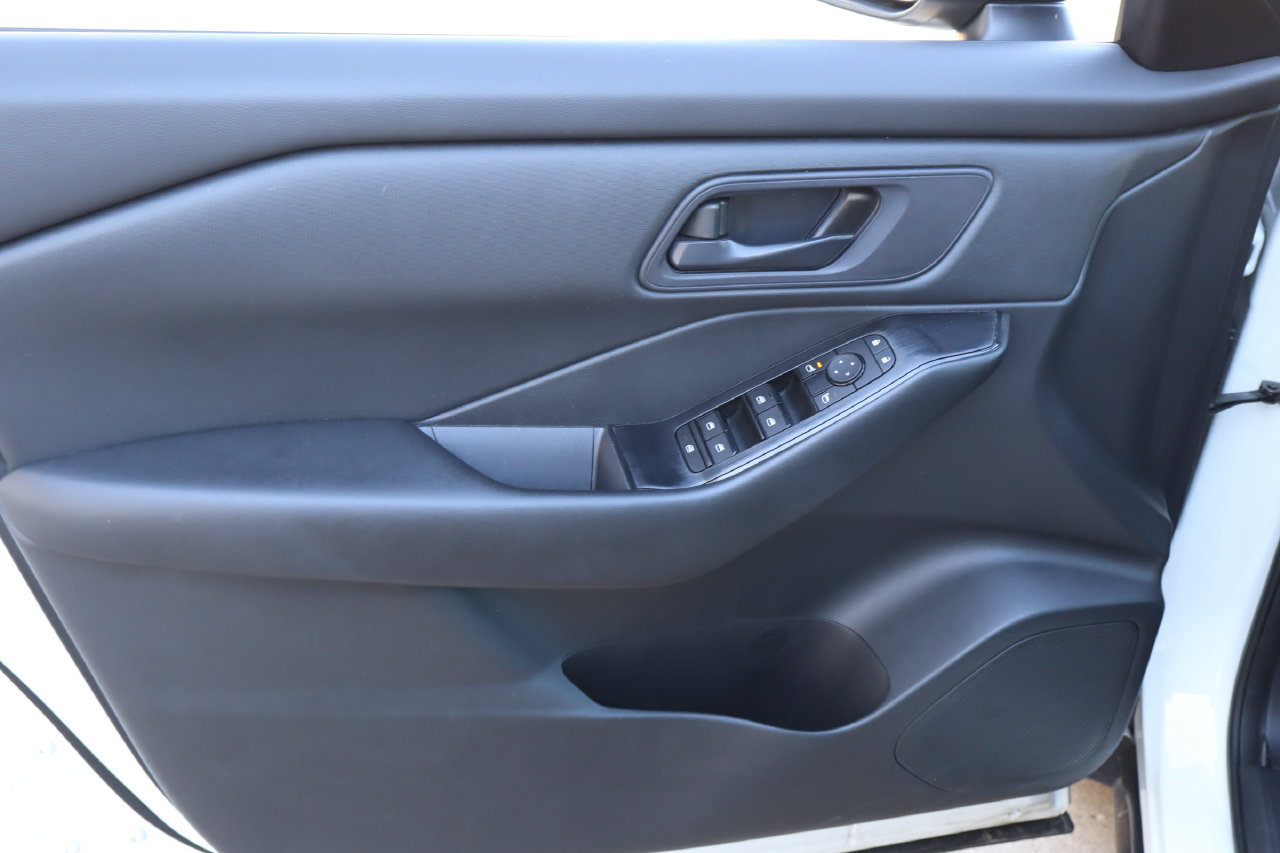 Used 2024 Nissan Rogue S FWD image 19