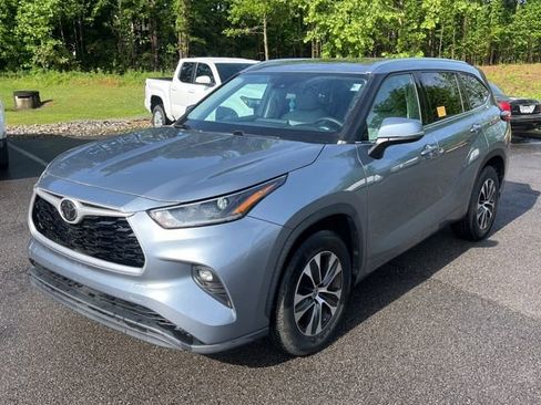 Used 2021 Toyota Highlander XLE FWD image 1