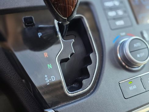 Used 2017 Toyota Sienna Limited Premium image 48