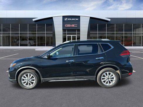 Used 2017 Nissan Rogue SV image 2