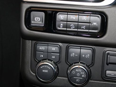 Used 2025 GMC Yukon Denali w/ Advanced Technology Package image 42