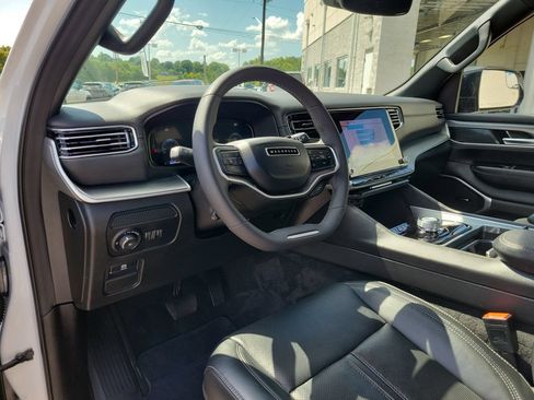 Used 2025 Jeep Wagoneer 2WD w/ Premium Group I image 17