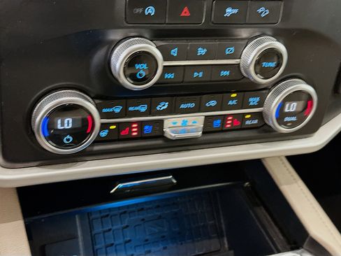 Used 2024 Ford Expedition Max XLT image 24