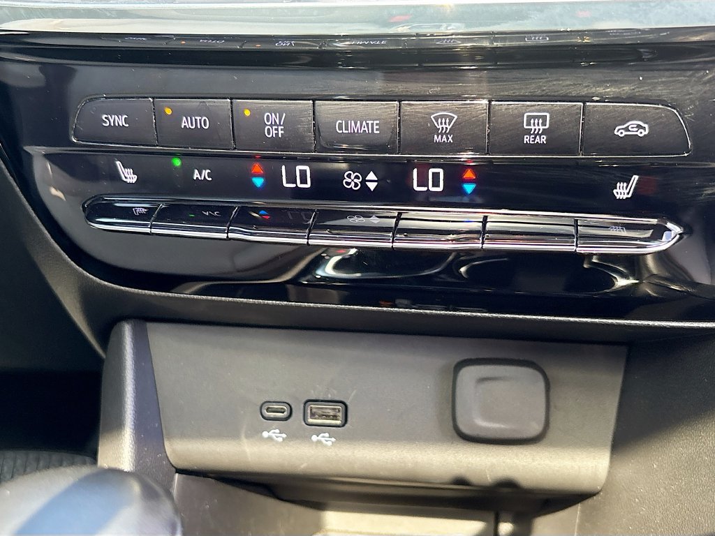 Used 2025 Buick Encore GX Avenir w/ Avenir Technology Package FWD image 26