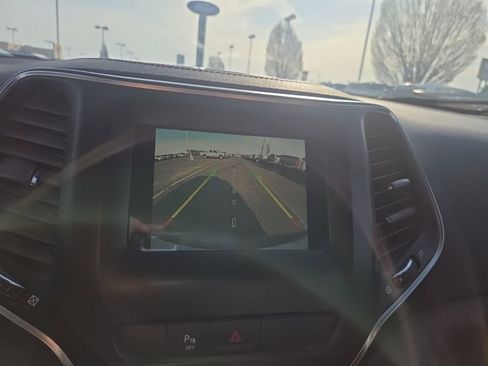 Used 2020 Jeep Cherokee Altitude image 15