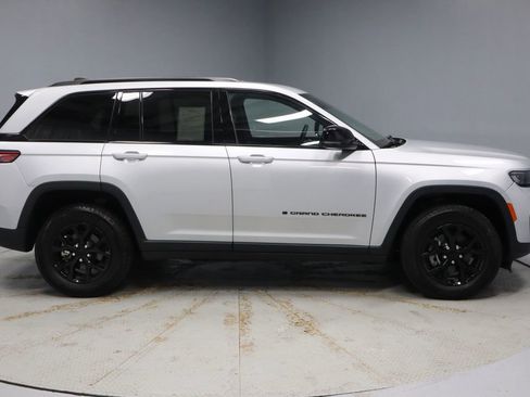 Used 2024 Jeep Grand Cherokee Altitude image 6