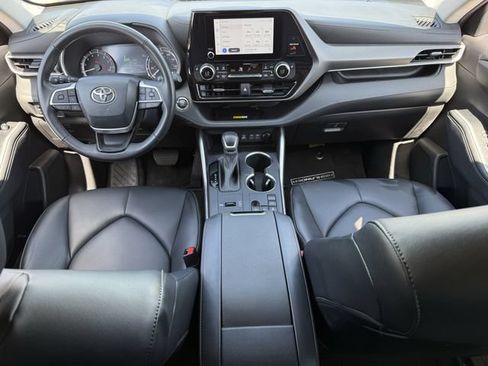 Used 2023 Toyota Highlander XLE FWD image 12