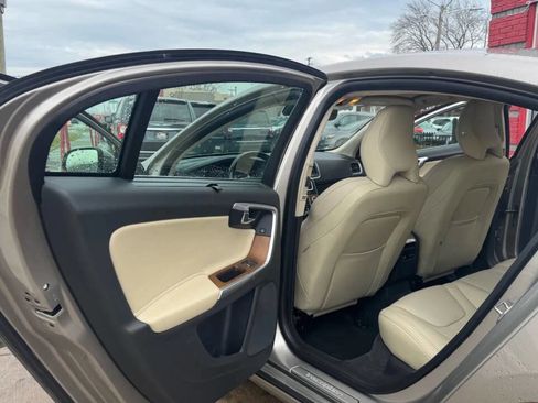 Used 2016 Volvo S60 T5 Inscription Platinum w/ Climate Package image 18