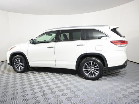 Used 2018 Toyota Highlander XLE image 3