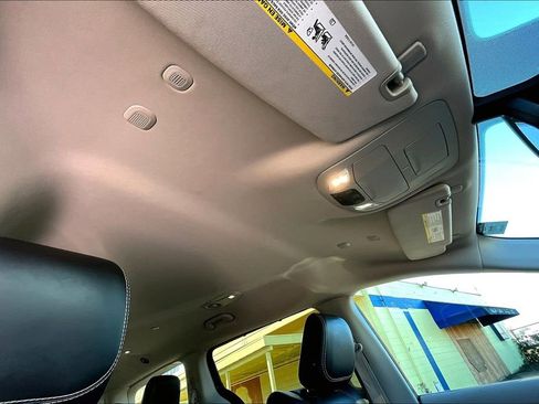 Used 2023 Chrysler Pacifica Touring-L FWD image 15