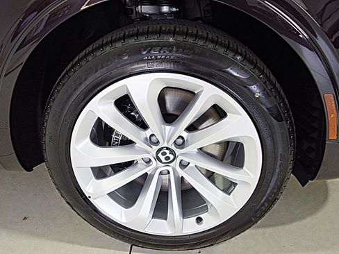 Used 2024 Bentley Bentayga image 43