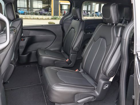 New 2026 Chrysler Pacifica Select image 15