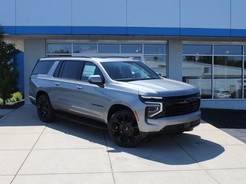 New 2026 Chevrolet Suburban RST AWD/4WD image 2
