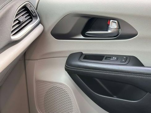 Used 2022 Chrysler Pacifica Touring-L w/ Uconnect Theater Family Group FWD image 28
