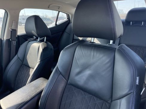 Used 2017 Nissan Maxima SR image 3