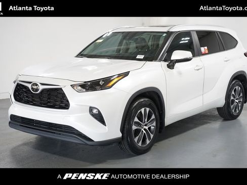 Certified 2024 Toyota Highlander XLE image 1