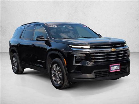 Used 2024 Chevrolet Traverse LT FWD image 3