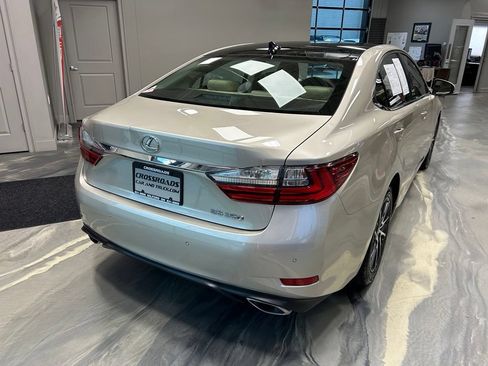 Used 2016 Lexus ES 350 w/ Luxury Package w/Wood Trim FWD image 33