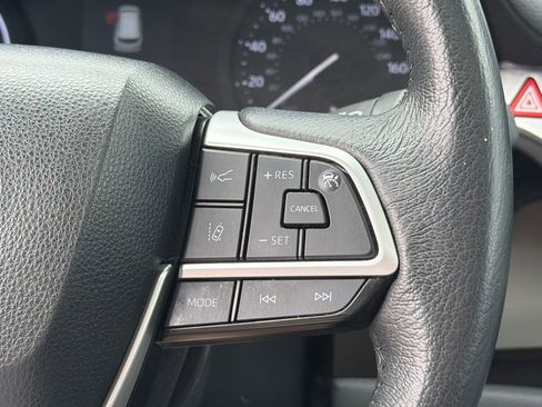 Used 2024 Toyota Sienna XLE FWD image 31