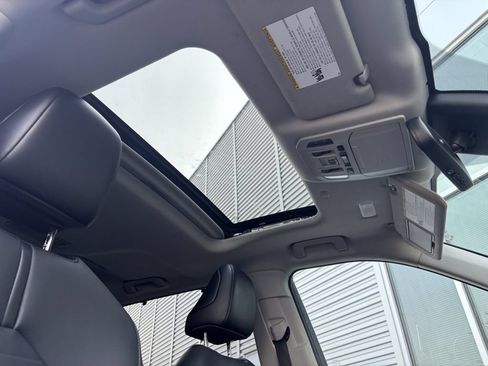 Used 2021 Toyota Highlander XLE AWD/4WD image 22