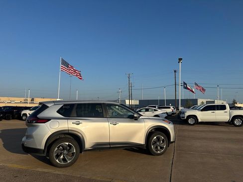 Certified 2025 Nissan Rogue SV FWD image 23
