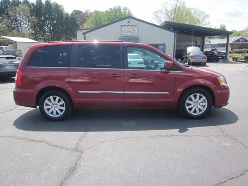 Used 2015 Chrysler Town & Country Touring image 6