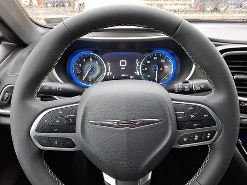 Used 2025 Chrysler Pacifica Select image 19