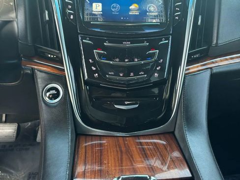 Used 2015 Cadillac Escalade Luxury image 17