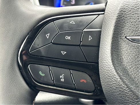 Used 2025 Chrysler Pacifica Limited image 16