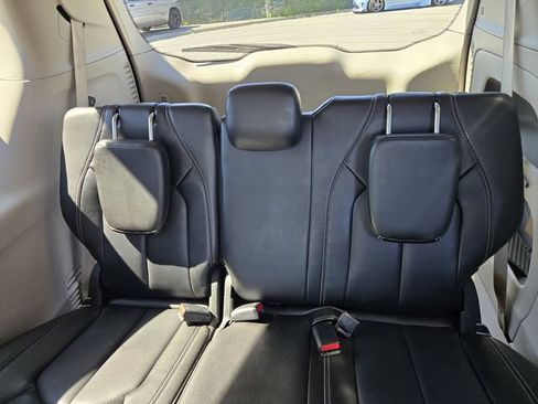 Used 2023 Chrysler Pacifica Touring-L image 12