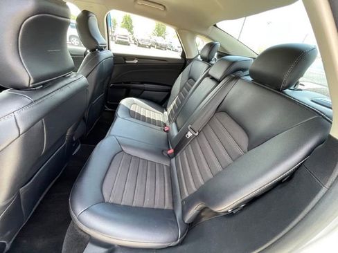 Used 2018 Ford Fusion SE w/ Equipment Group 201A FWD image 16