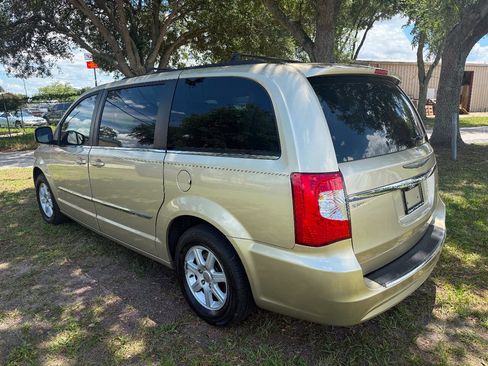 Used 2011 Chrysler Town & Country Touring FWD image 4