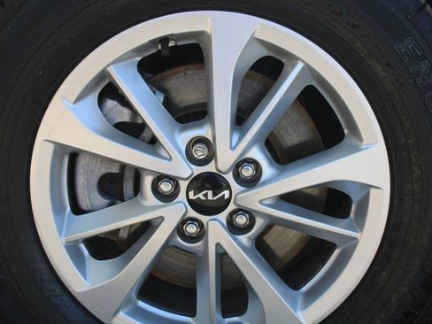 Used 2022 Kia Carnival LX FWD image 23