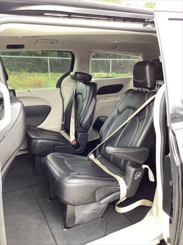 Used 2024 Chrysler Pacifica Touring-L FWD image 10
