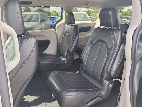 Used 2024 Chrysler Pacifica Touring-L FWD image 14