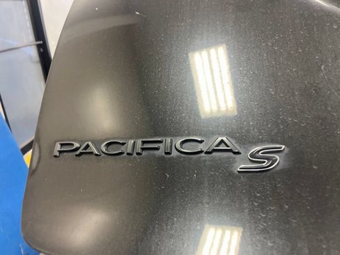 Used 2018 Chrysler Pacifica Touring-L w/ S Appearance Package FWD image 13