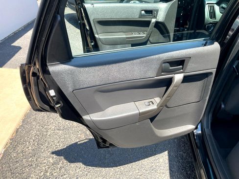 Used 2010 Ford Focus SE image 23