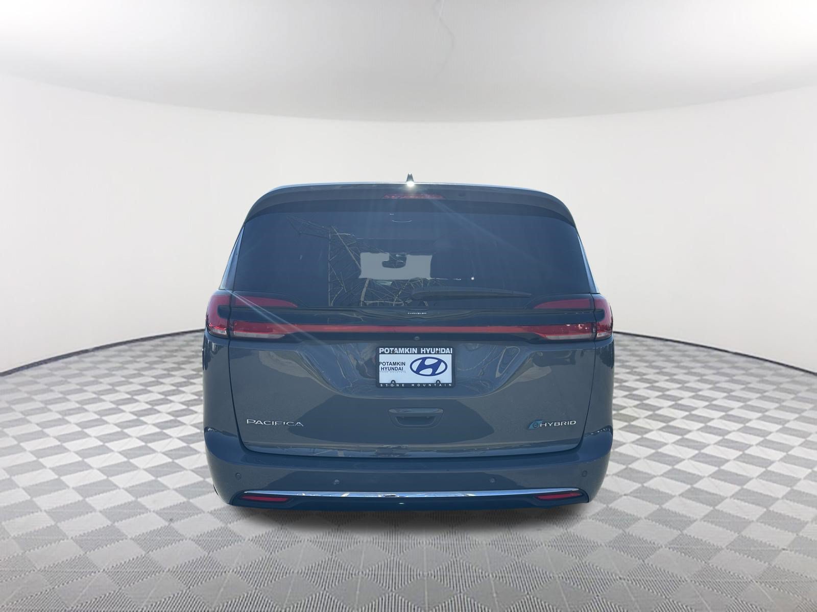 Used 2021 Chrysler Pacifica Limited w/ Uconnect Theater Family Group FWD image 6