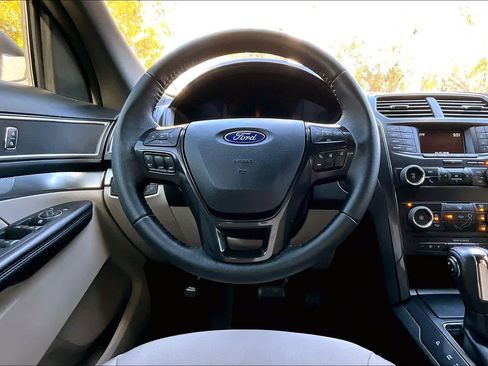 Used 2018 Ford Explorer XLT image 6