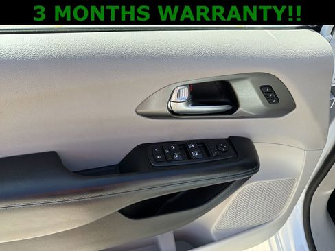Used 2021 Chrysler Pacifica Touring-L FWD image 12