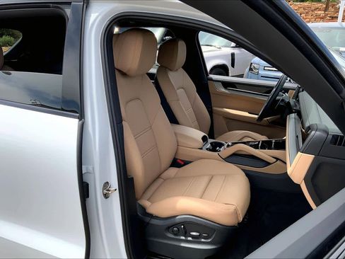 Used 2025 Porsche Cayenne image 8