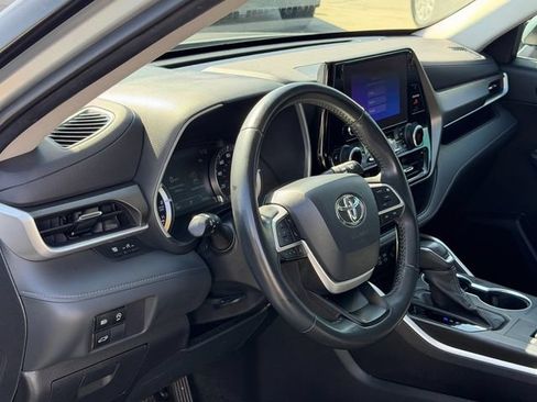 Used 2023 Toyota Highlander XLE FWD image 12
