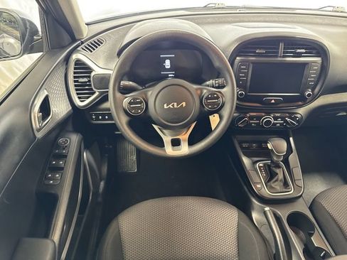 Used 2025 Kia Soul LX w/ LX Technology Package FWD image 14