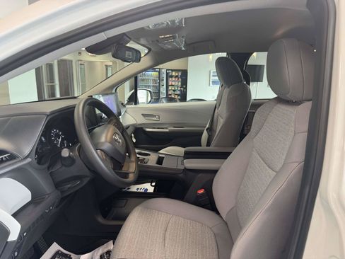 Used 2026 Toyota Sienna LE FWD image 18