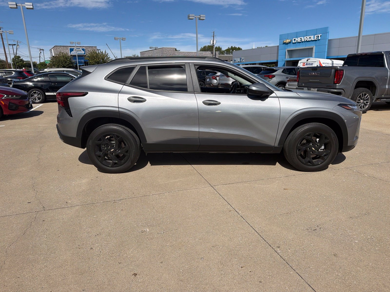 Used 2025 Chevrolet Trax LT FWD image 2