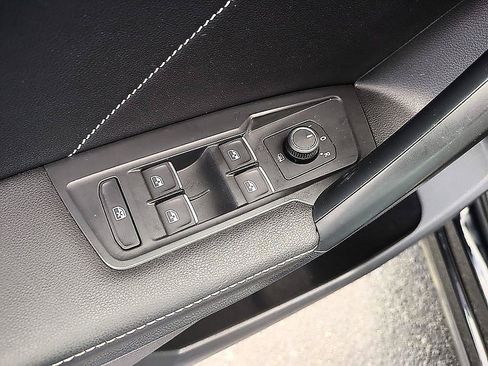 Used 2023 Volkswagen Tiguan SE FWD image 12