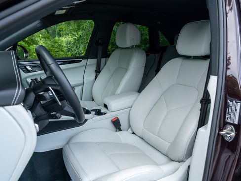 Certified 2026 Porsche Macan AWD/4WD image 5